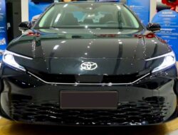 Jelajahi Detail Toyota Camry 2024 dengan Orang Ini!