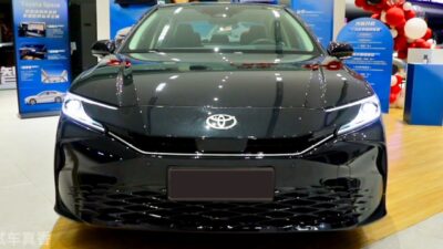 Jelajahi Detail Toyota Camry 2024 dengan Orang Ini!