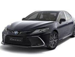 Penampilan Baru yang Menawan! Keajaiban Sedan Mewah Toyota Camry Hybrid Terbaru