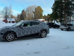 Penasaran! Mercedes-Benz GLC EV 2026 Terlihat saat Uji Coba di Musim Dingin