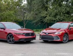 Pertarungan Sengit Mobil Sedan Hybrid Jepang: Toyota Camry VS Honda Accord, Mana yang Lebih Unggul dalam Performa?