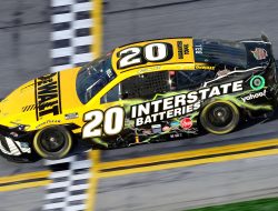 Penantian Tak Sabar: Preview Mobil Toyota Camry XSE No. 20 DEWALT di Sirkuit Amerika – Speedway Digest