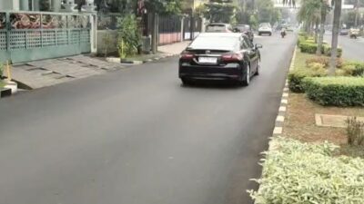 Toyota Camry Dikawal Polisi dan Fortuner Ngebut Keluar Perum Villa Galaxy, Diduga Milik Ketua KPK Firli Bahuri