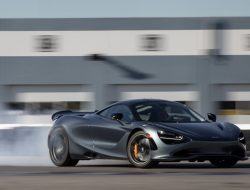 Review Seru: McLaren 750S Meluncur di Lembah Api