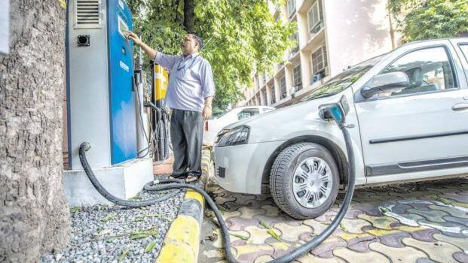 electric cars knkd 621x414livemint 1707844739942 1707844740188.jpg