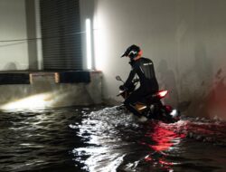 Saksikan motor listrik ini melaju di dalam air banjir!