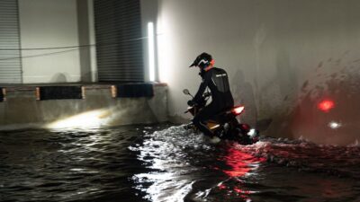 Saksikan motor listrik ini melaju di dalam air banjir!