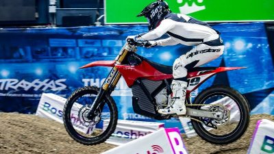 “Masa Depan Gemilang: Kemenangan Bersejarah Stark Future dalam Kejuaraan British Arenacross dengan Kendaraan Listrik” | thepack.news | THE PACK