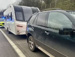 Bocah 11 tahun ditangkap mengemudi BMW X5 senilai €70k sambil menarik karavan curian di jalan tol