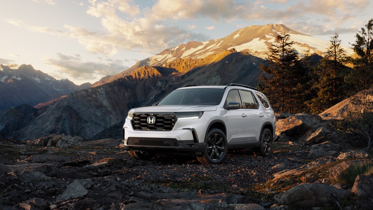 The 2025 Honda Pilot Black Edition seen from a front quarter angle