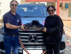 Kirron Kher Bawa Pulang Mobil Mewah Mercedes-Benz GLS Facelift