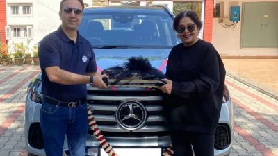 Kirron Kher Bawa Pulang Mobil Mewah Mercedes-Benz GLS Facelift