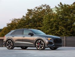 Kursi Pengemudi: Audi RS Q8 2024 – Harga Mahal, Tapi Worth It!