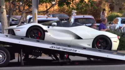 Lewis Hamilton Terlihat di LA dengan Mobil Baru yang Menarik