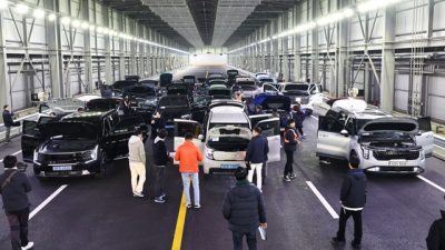 A total of of 13 judges of the JoongAng Ilbo's Car of the Year award inspect cars at the Korea Automobile Testing & Research Institute (Katri) in Hwaseong, Gyeonggi, on Feb. 17. [KIM JONG-HO]