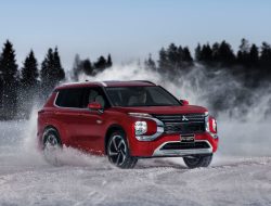 Mitsubishi Uji Coba Outlander Plug-in Hybrid Baru di Danau Beku Finlandia