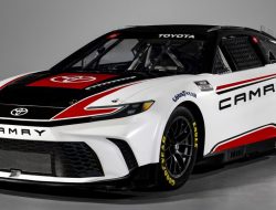 Mobil Toyota Camry NASCAR Cup Baru: Penampilan yang Memikat dan Menarik Perhatian!