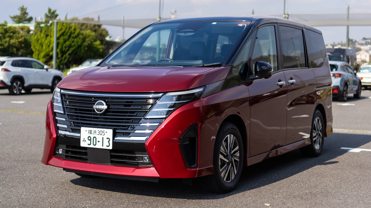 Front quarter image of the Nissan Serena in Japan