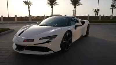 Penasaran dengan Transisi Mulus Ferrari SF90 dari Listrik ke Bensin? – Supercar Blondie