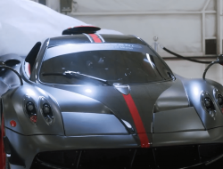 Saksikan John Travolta di Trailer Terbaru dengan Pagani Huayra Vulcan – Jangan Lewatkan!