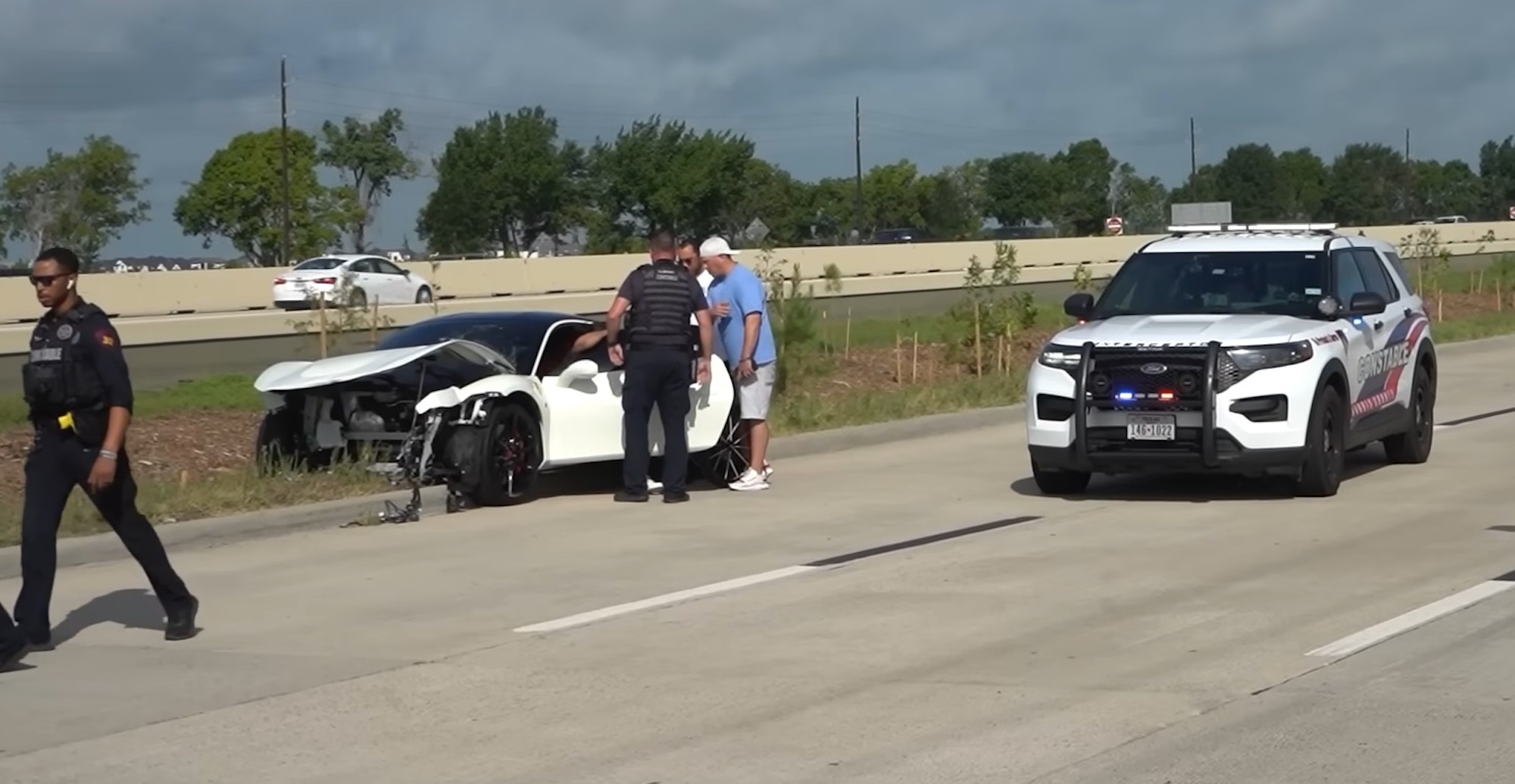 Ferrari F8 Tributo crashes into concrete divider