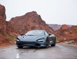 Uji Coba Menantang: Mengendarai McLaren 750S dan Memotret dengan Leica SL3