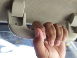 Mengungkap Rahasia Grab Handle di Mobil yang Belum Diketahui oleh Banyak Pengemudi