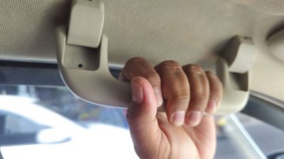 Mengungkap Rahasia Grab Handle di Mobil yang Belum Diketahui oleh Banyak Pengemudi