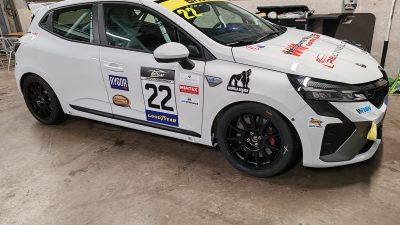 Bintang Tallaght Berkumpul di Track Renault Clio Gen 5