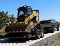 Mau Tahu Kekuatan Tesla Cybertruck? Mobil ini Mampu Menarik Excavator 5 Ton!