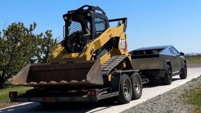 Mau Tahu Kekuatan Tesla Cybertruck? Mobil ini Mampu Menarik Excavator 5 Ton!