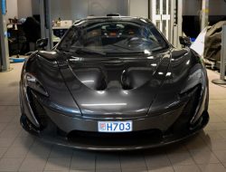 Lihatlah Koleksi Foto Mika Häkkinen Bersama McLaren P1 – Robb Report