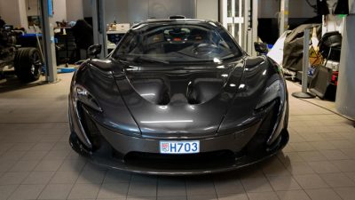 Lihatlah Koleksi Foto Mika Häkkinen Bersama McLaren P1 – Robb Report