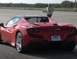 Saksikan Ferrari F8 Spider Kecepatan Tinggi di Pabrik!