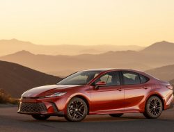 “Rahasia Terungkap: Semua yang Perlu Anda Ketahui tentang Toyota Camry Hybrid 2025!” – TopSpeed