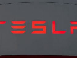 Setelah PHK Massal, Tesla Mengiklankan Posisi Engineer AI dengan Gaji $360K – Bangkitnya Karir Masa Depan!