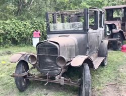 Mencoba Menyalakan 1924 Ford Model T yang Terparkir Selama 74 Tahun, Ternyata Malah Terbakar!