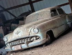 1954 DeSoto Firedome yang Terparkir selama 38 Tahun Keluar dari Gudang dengan HEMI Klasik yang Menarik