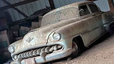 1954 DeSoto Firedome yang Terparkir selama 38 Tahun Keluar dari Gudang dengan HEMI Klasik yang Menarik