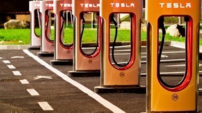 Arti Balik Arah Pengisian Daya Tesla bagi Penerimaan EV di Amerika Serikat: Kenapa Ini Penting?