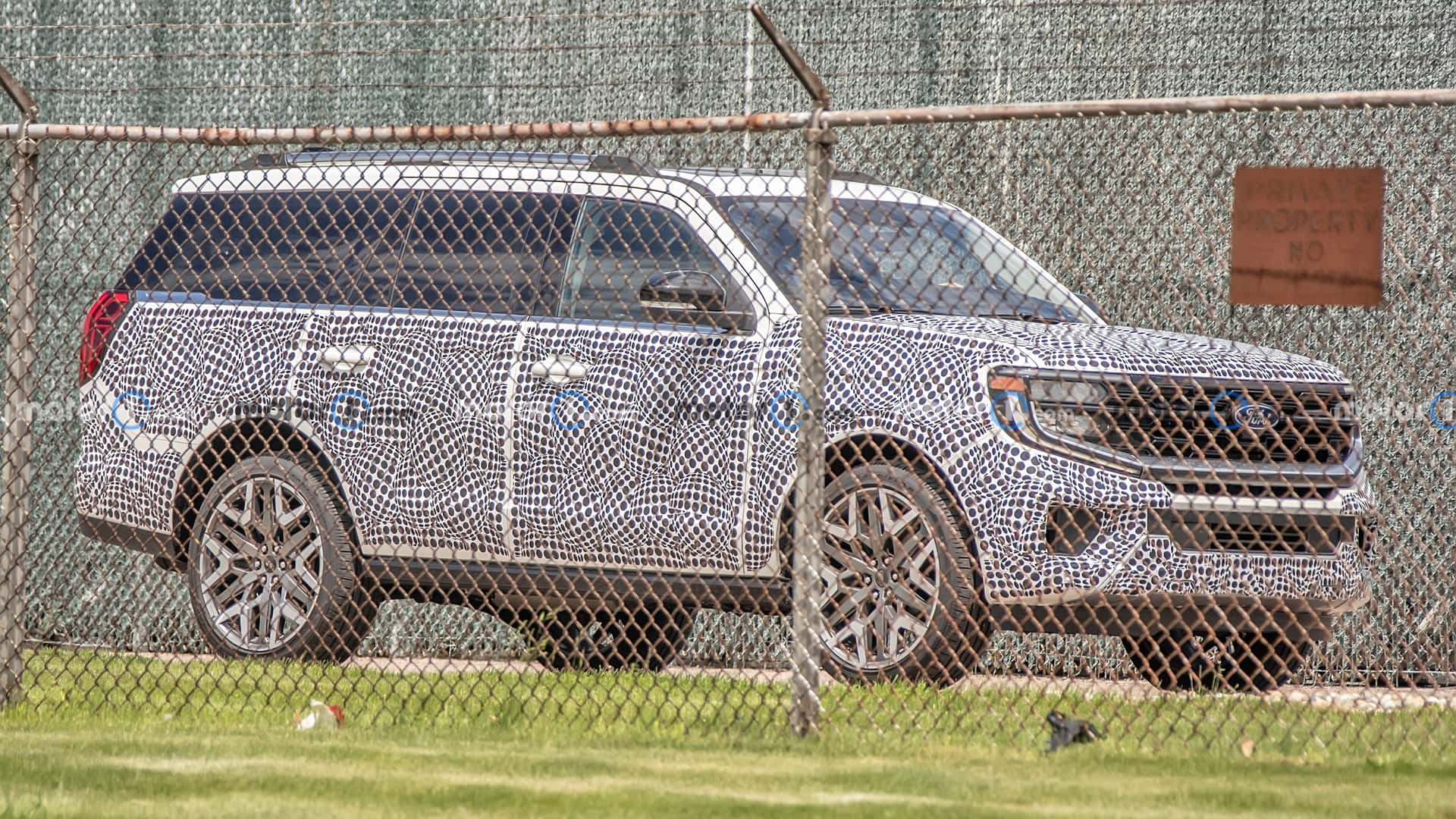 2025 ford expedition front view spy photo.jpg