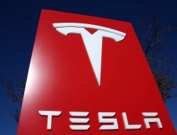 Update Baru Tesla: Sekarang Mobil Bisa Mengemudi Sendiri Tanpa ‘Steering Wheel Nag’