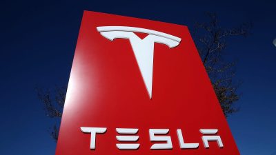 Update Baru Tesla: Sekarang Mobil Bisa Mengemudi Sendiri Tanpa ‘Steering Wheel Nag’