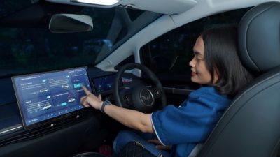 Desi Paulina, seorang member Alvez ID mencoba fitur canggih Wuling Cloud EV