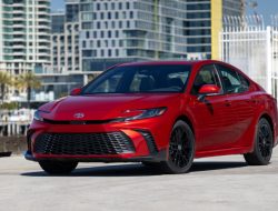 Galeri Foto Terbaru Toyota Camry SE 2025, Apa yang Baru? – Autoblog