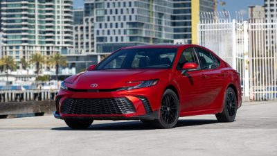 Galeri Foto Terbaru Toyota Camry SE 2025, Apa yang Baru? – Autoblog