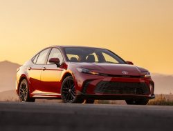 Ini Penyebab Toyota Camry 2025 Lebih Kuat dan Hanya Tersedia dalam Versi Hybrid