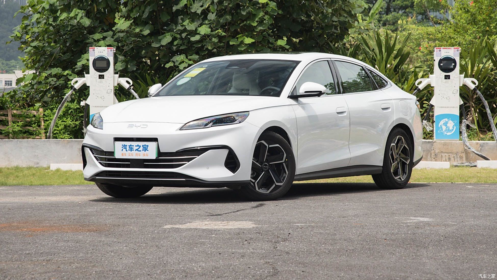 Could this finally end the Toyota Camry's dominance? BYD solves driving range anxiety with new plug-in hybrid Seal DM-i sedan capable of 2100km from a full charge and tank - Car News