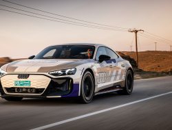 Merkajut Kecepatan: Audi e-tron GT Prototype Melintasi Oman