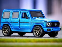 Rahasiamu Terungkap: Parkir Mercedes-Benz G 580 di Rumah Hanya dengan $30!